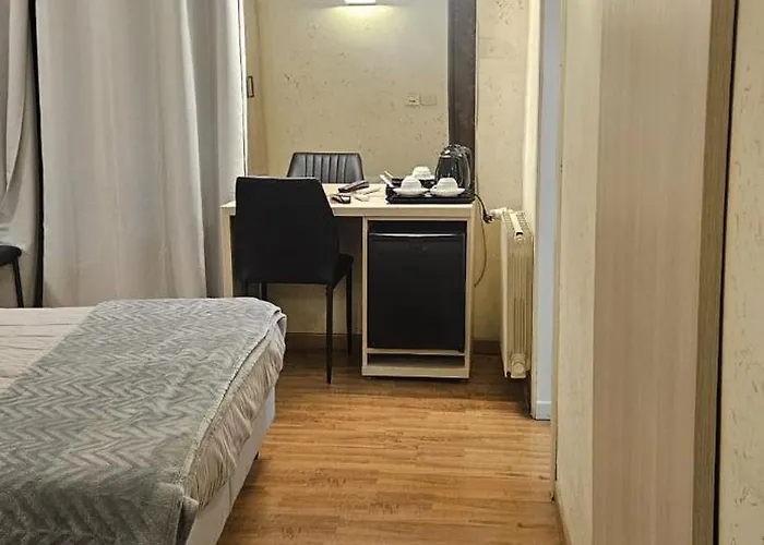 Julia Trevi - Spagna Otel Roma